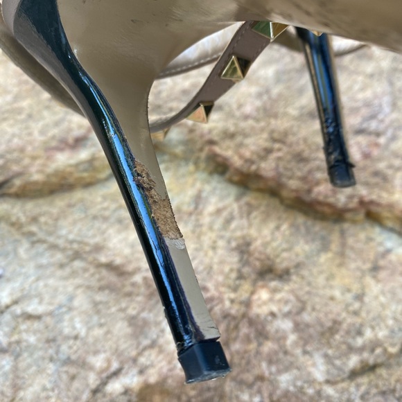 Tan/Black authentic Valentino Garavani rockstud pumps heels that banging combo ! - Picture 11 of 11